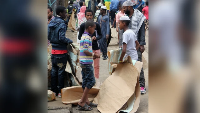 አዳጊዎች በመስጊድ በር ላይ የካኪ ወረቀት መስገጃ በመሸጥ ላይ