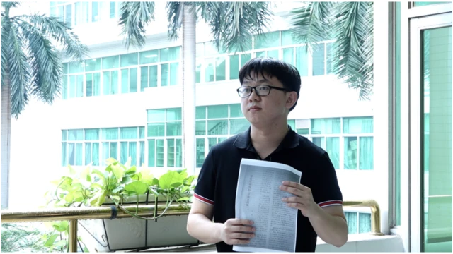 ग्वांगज़ो में गांधी की किताबों का अनुवाद करने वाले सिगफ़्रीड लियांग जिनके हाथ में गांधी पर हुए ओपेरा से जु़ड़े रिसर्च पेपर की कॉपी है.