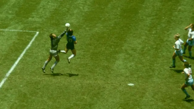 Maradona'nın 1986 Dünya Kupası'nda çeyrek final maçında İngiltere'ye karşı eliyle attığı ilk gol.
