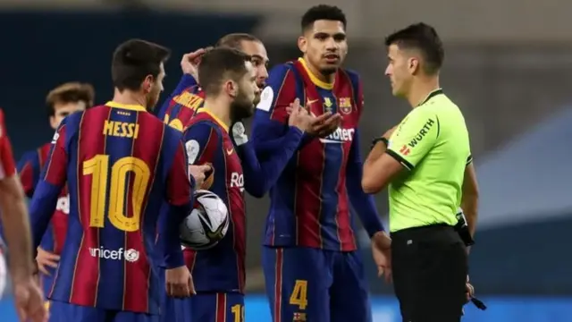 লিওনেল মেসি এই ঘটনার কারণে ঘরোয়া ফুটবলে চার ম্যাচ পর্যন্ত নিষিদ্ধ হতে পারেন