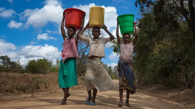 صندوق بینالمللی پول میگوید در سال ۲۰۲۱ میلادی ۶۵ میلیون نفر دیگر به تعداد افرادی که در فقر مطلق بسر میبرند اضافه خواهد شد