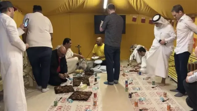 हम नंगे पैर तंबू में दाख़िल हुए और ज़मीन पर बैठकर खाना खाया