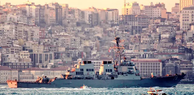 Эсминец ВМС США "Портер" проходит через Босфор