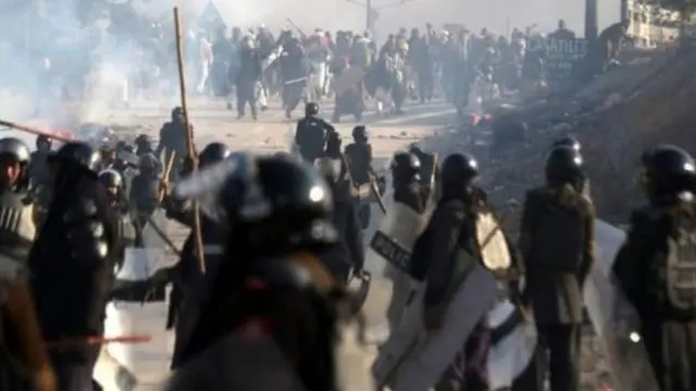 निदर्शक-पोलीस आमने-सामने