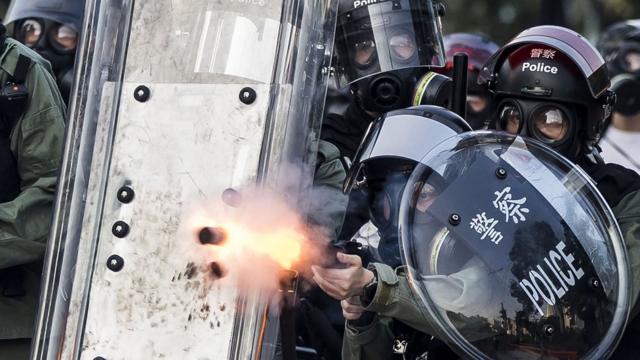 警方多次发射催泪弹和橡胶子弹驱散示威者。