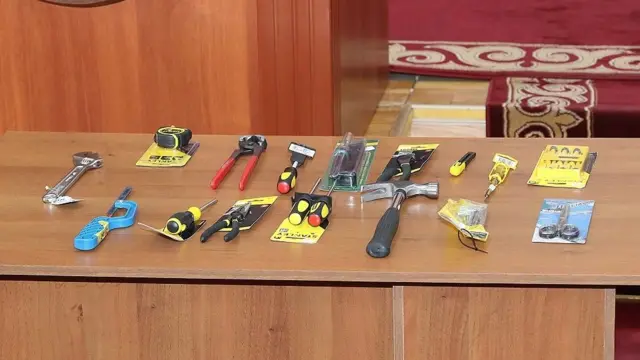 Жамангулов ЖЭБ үчүн сатылып алынган аттиштердин топтомунун базар баасы 2500 сом экенин айтууда