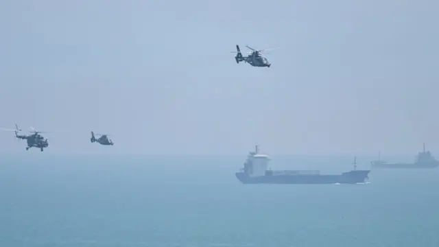 Helicópteros militares chinos sobrevolando la isla de Pigtan.
