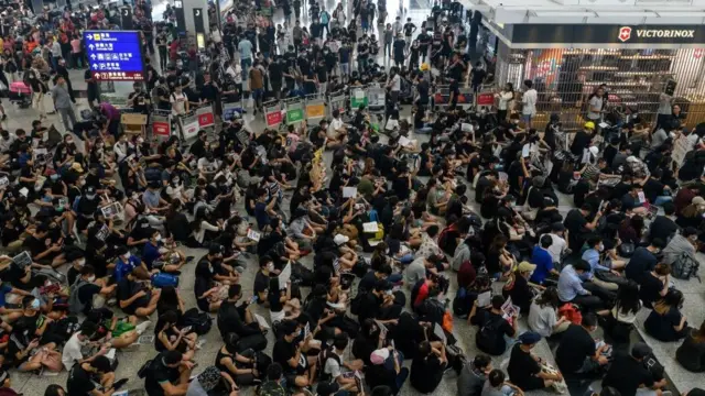 протестующие в аэропорту