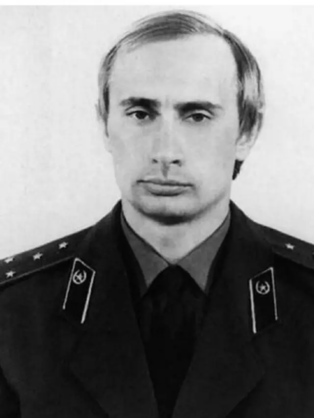 Jovem Vladimir Putincassino com giros gratisum uniforme da KGB