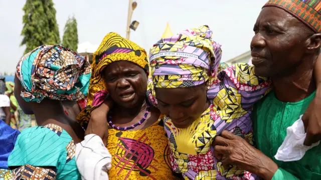 جانب من اللقاء بين الفتيات وأسرهن