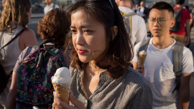 ఐస్ క్రీమ్ తింటున్న అమ్మాయి