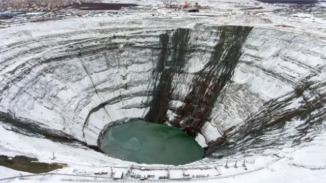 Засніжений алмазний рудник "Мир" у Росії. Таку спадщину ми залишаємо нащадкам