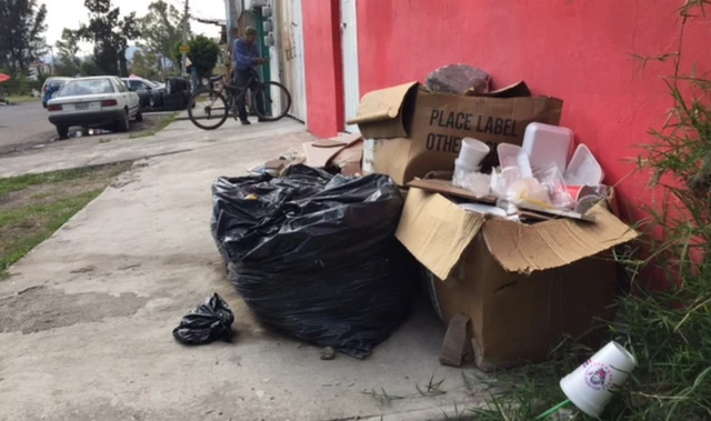 Bolsas negras de basura tiradas en la calle.
