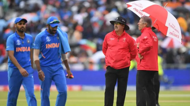 இந்தியா - நியூசிலாந்து இடையிலான ஆட்டம் மழையால் பாதிக்கப்பட்டிருக்கிறது.