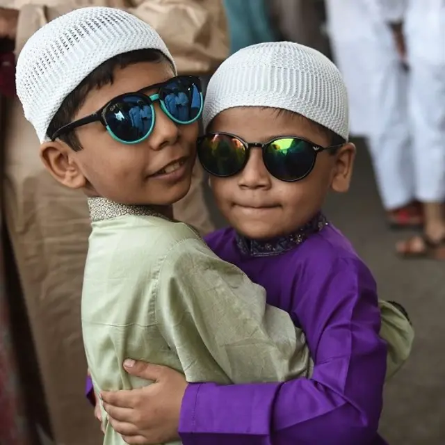 பாகிஸ்தானில் கட்டித்தழுவும் சிறுவர்கள்