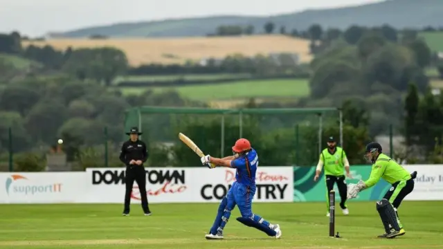 मैच के दौरान शॉट लगाते हज़रतुल्लाह ज़जाई