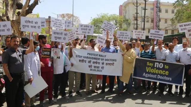 विरोध प्रदर्शन करते लोग