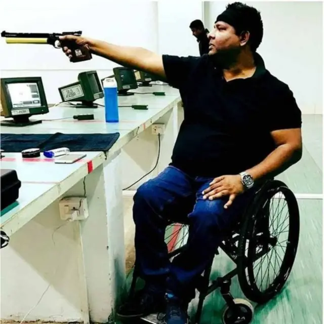 દિવ્યાંગ વ્યક્તિ અરમાન શૂટિંગનો અભ્યાસ કરે છે