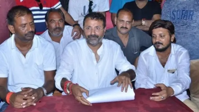 હાથમાં દસ્તાવેજ સાથે ડૉ. શશિકાંત દુબે