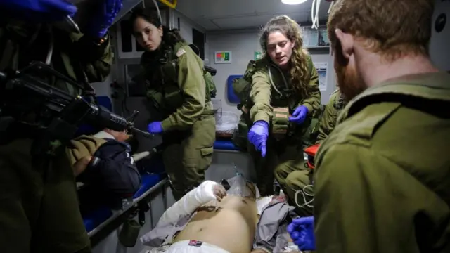 مصاب سوري داخل سيارة اسعاف تابعة للجيش الاسرائيلي