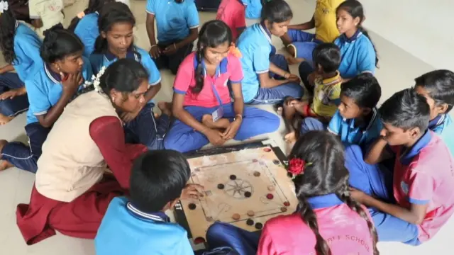 மகாலட்சுமி ஆசிரியை அவரின் மாணவர்களுடன்