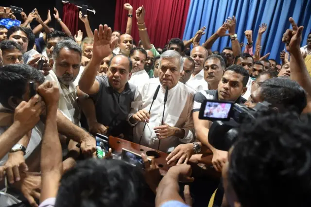 被罷免的總理維克勒馬辛哈對其支持者講話。