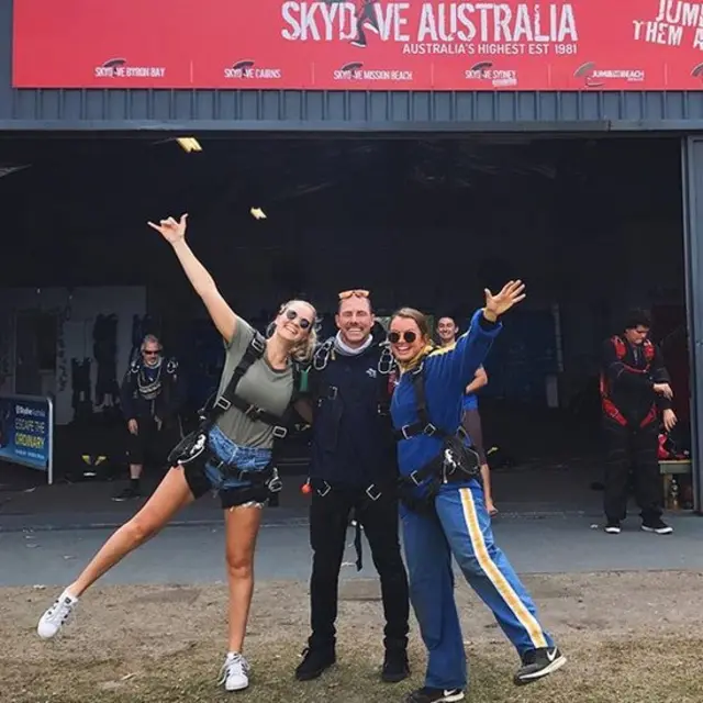 Emma Carey com amigos