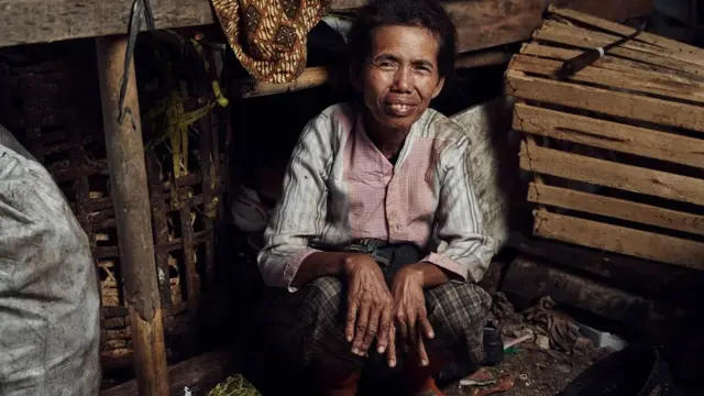 Seorang ibu yang bekerja memilah sampah di Piyungan.