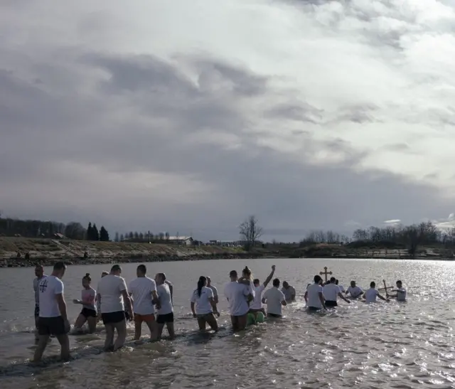 Na Markovačkom jezeru u Mladenovcu, nadomak Beograda, plivalo se 16. godinu zaredom.