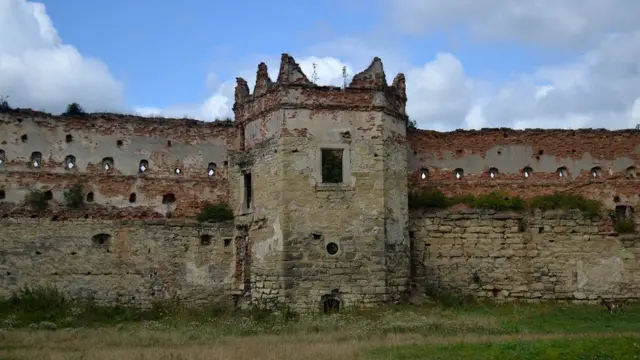 Одна з трьох вцілілих веж. Загалом їх було шість