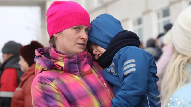 Жительница Волоколамска с ребенком