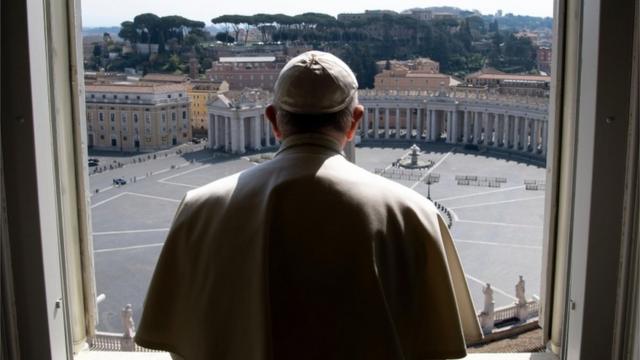 Papa Francisco observa a praça São Pedro, no Vaticano, vazia