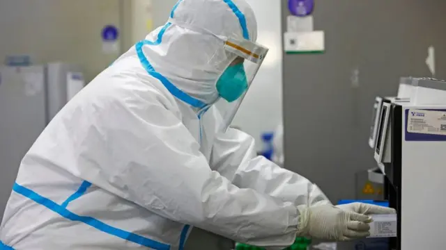 Науковий співробітник робить тест у лабораторії в Шанхаї