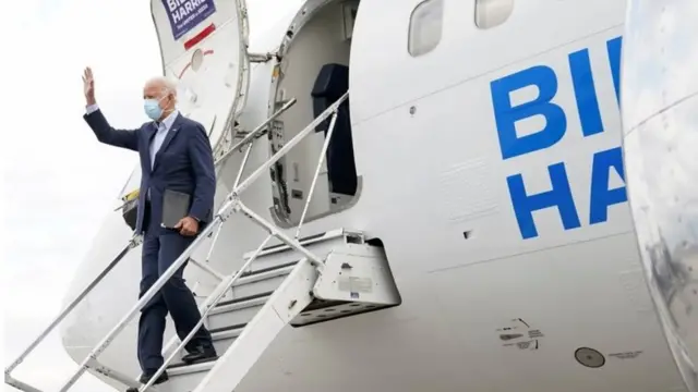 U.S. Democratic presidential candidate Joe Bide waves as he arrives to campaign in Erie, PA, U.S., October 10, 2020.