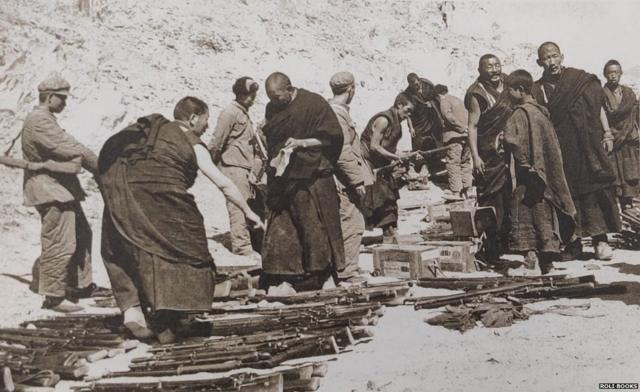 चीनी सैनिकों के सामने हथियार डालते तिब्बत के विद्रोही.