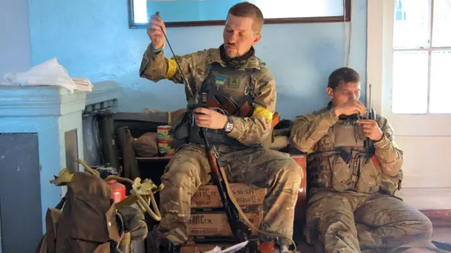 Бойцы АТО в иловайской школе, где они держали оборону в августе 2014 года