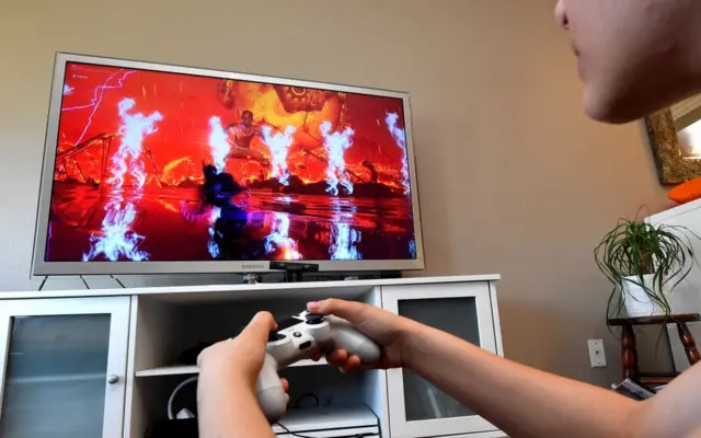 joven jugando Fortnite