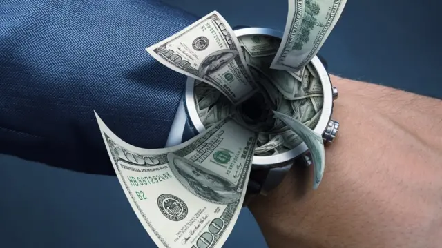 Una persona a la que le salen billetes de su reloj de pulsera