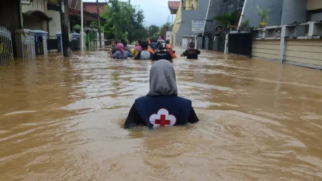 Tim relawan berusaha memembus lokasi banjir di Perumahan Bung Permai, Makassar, Sulawesi Selatan, Rabu (23/1/2019). Ketinggian banjir di kawasan tersebut mencapai satu meter akibat meluapnya Sungai Tello.