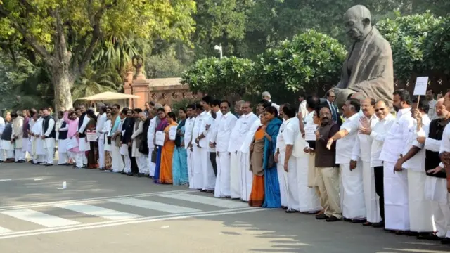 संसद में विरोध प्रदर्शन