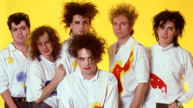 Lol Tolhurst (batería y teclista), Porl Thompson, (bajista), Simon Gallup (bajista), Robert Smith (compositor y cantante), Boris Williams (batería), Roger O'Donnell (teclista) componían The Cure en 1987, cuando se tomó esta foto.