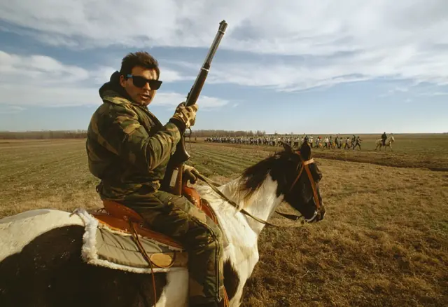 Un grupo de prisioneros en "Angola" custodiados por oficiales armados en los campos de la cárcel de Luisiana en 1990.