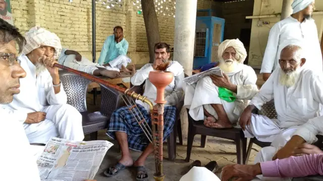 নূহ শহরে হূঁকোকে ঘিরে মিও মুসলিম সমাজের মুরুব্বিদের জমায়েত