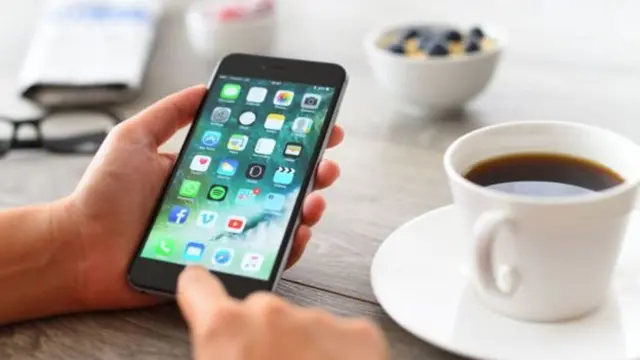 Telepon pintar, terutama iPhones, dimiliki kebanyakan mahasiswa.