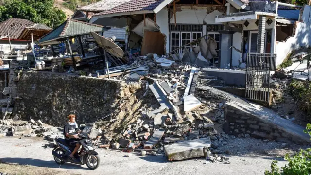 TERREMOTO IN INDONESIA: CROLLANO EDIFICI, PANICO E URLA NELLE STRADE