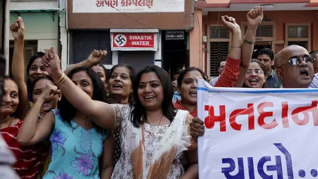 મતદાન કરવા જતા લોકો