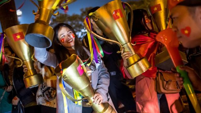 Cổ động viên Việt Nam vui mừng sau khi đội nhà vô địch AFF Cup ngày 15/12
