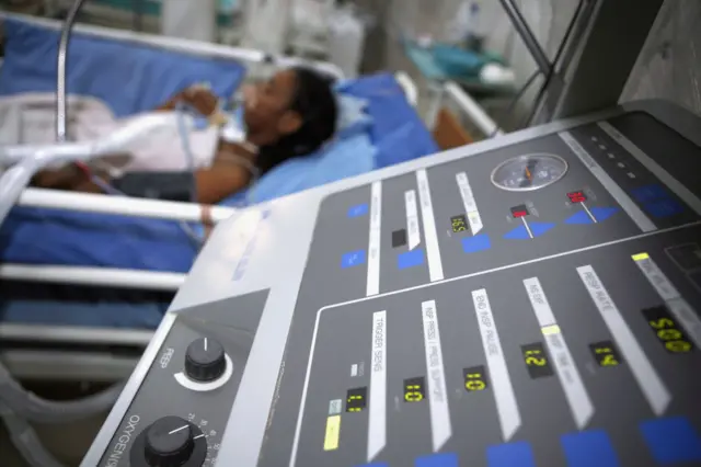 कार्डियोपल्मोनरी बाईपास गर्दा अक्सिजनेटरले फोक्सोले जसरी काम गर्छ