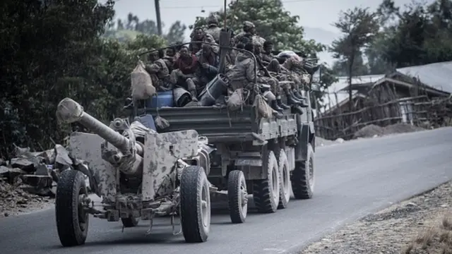 Ingabo za leta ya Ethiopia ziri ku ikamyo iri gukurura imbunda ya Saeer KS-19 100mm irasa indege, bari mu mujyi wa Shewa Robit tariki 05 Ukuboza (ukwa 12) 2021