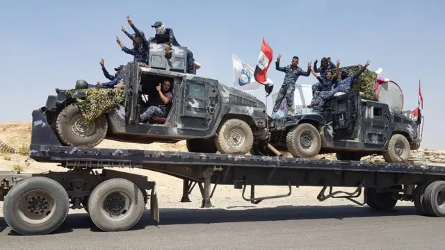 Traslado de vehículos blindados de las fuerzas iraquíes hacia Tal Afar.